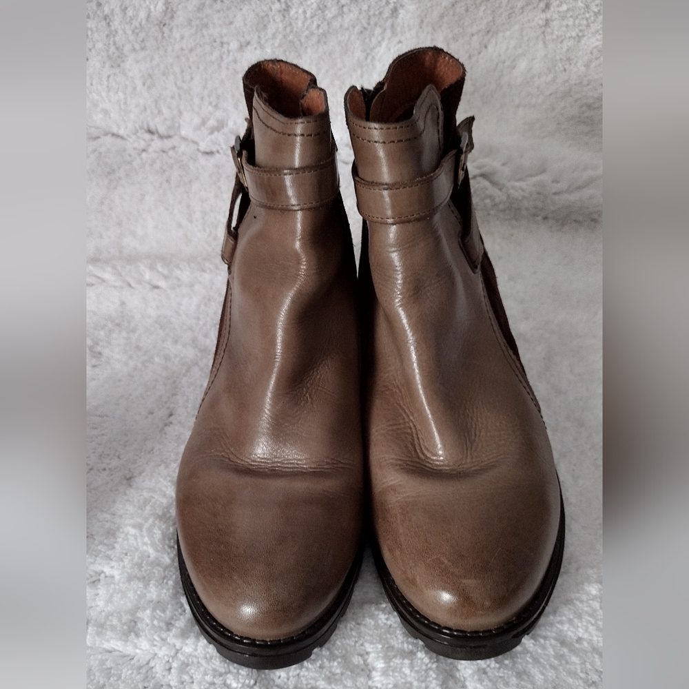 Eric Michael Taupe Zippered Ankle Boot Size 40/US 9½
